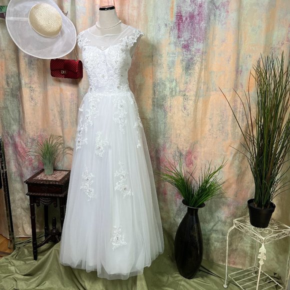 📌 JJs House Princess Wedding Gown, Tulle, Lace and Beading, Sleeveless - Picture 3 of 16